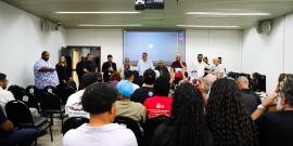 participantes de seminário em plenário da câmara municipal