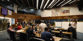 parlamentares presentes em reunião plenária da câmara de bh