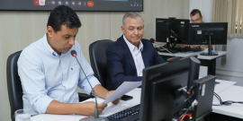 parlamentares presentes em reunião de comissão