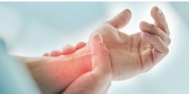 close nas mãos de uma pessoa segurando seu próprio punho, sobre o qual incide uma luz vermelha