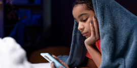 criança com celular na mão