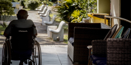 homem idoso em cadeira de rodas