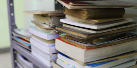 Livros empilhados em estante