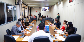 Vereador, produtores e vigilância sanitária reunidos durante audiência pública na CMBH