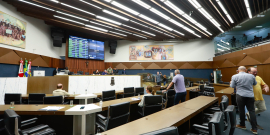 parlamentares presentes em reunião plenária da câmara de bh