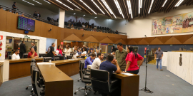 Vereadores conversando durante reunião extraordinária de Plenário
