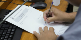 Mão assina documento