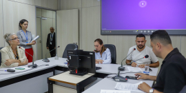 parlamentares presentes em reunião de comissão