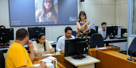 parlamentares presentes em reunião de comissão