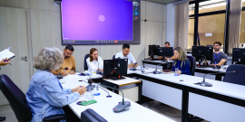 parlamentares presentes em reunião de comissão