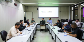 Moradores, vereadores e representantes do poder público reunidos em mesa da CMBH durante audiência