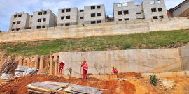 Homens trabalham em obra em Belo Horizonte