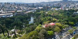 Vista aérea da cidade de Belo Horizonte, com o Parque Municipal em primeiro plano
