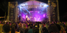 platéia assiste a show em palco