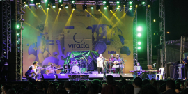 apresentação musical em palco com plateia à frente