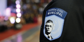 close no uniforme de guarda civil municipal