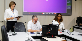 parlamentares presentes em reunião de comissão