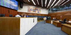 Foto de plano aberto do Plenário com que Wanderley Porto ao microfone 