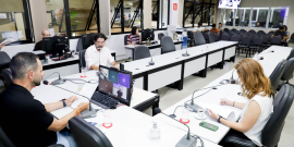 parlamentares presentes em reunião de comissão na câmara de bh