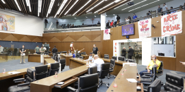 parlamentares presentes na reunião plenária da câmara de bh