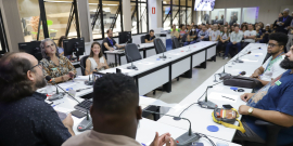 Vereadores e servidores da PBH reunidos em torno de mesa durante audiência publica na CMBH