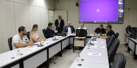 Vereadores e convidados no Plenário Helvécio Arantes