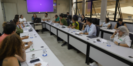 parlamentares e participantes presentes em reunião na câmara municipal de bh