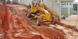 Trator em via de terra