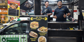 dois funcionários de trailer de hambúrguer dentro do veículo