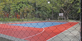 Imagem de quadra de esportes vista do lado de fora