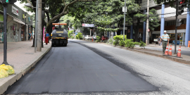 Máquina faz recapeamento de via