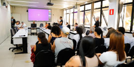 parlamentares e participantes presentes em audiência pública na câmara municipal de bh