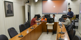 Vereadores reunidos ao redor de mesa durante reunião de comissão