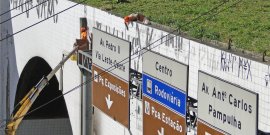 profissionais de limpeza urbana realizam remoção de pichações em viaduto