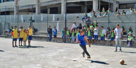 crianças e adolescentes praticam futebol em quadra