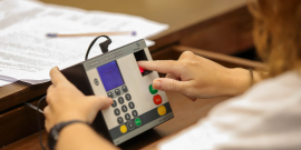 Mão de vereadora aperta botão de ferramenta de votação da CMBH durante Plenário