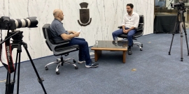 O jornalista Alessandro Duarte entrevista o vereador Uner Augusto no Plenário Amintas de Barros