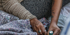 close nas mãos de pessoa manejando entorpecente