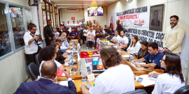 parlamentares e participantes presentes em audiência pública na câmara municipal de bh