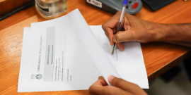 mãos assinam documento