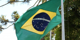 Bandeira do Brasil balançando ao vento