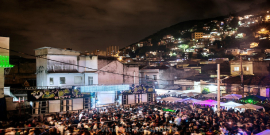 vista aérea de baile funk realizado em comunidade
