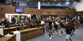jovens dançam funk em reunião na câmara municipal de bh