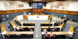 Vereadores reunidos no Plenário durante votação