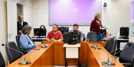 parlamentares e participantes presentes em reunião na câmara municipal de bh