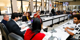 parlamentares e participantes presentes em reunião na câmara municipal de bh