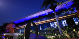 fachada da câmara municipal iluminada na cor azul