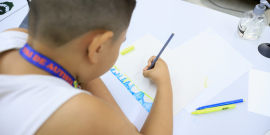 Criança de costas desenha