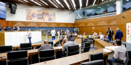 parlamentares presentes em reunião plenária da câmara de bh