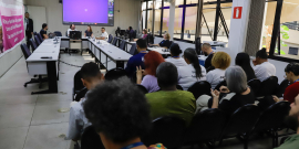 Participantes e vereadores reunidos durante audiência pública